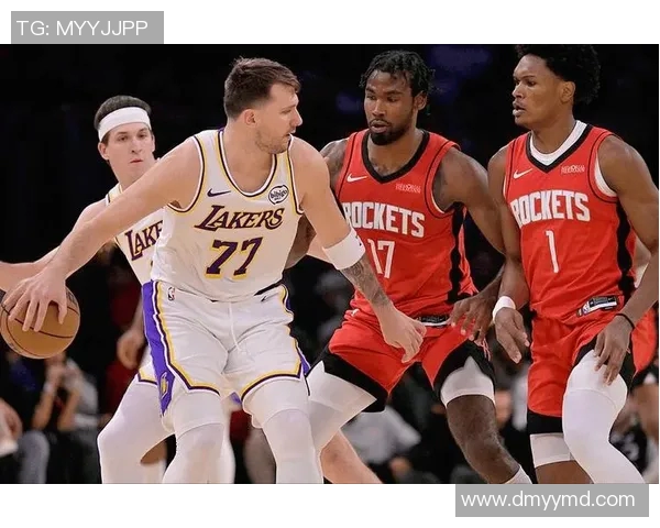 湖人对火箭精彩对决回顾球迷热议赛场表现与战术分析 湖人对火箭精彩对决回顾球迷热议赛场表现与战术分析